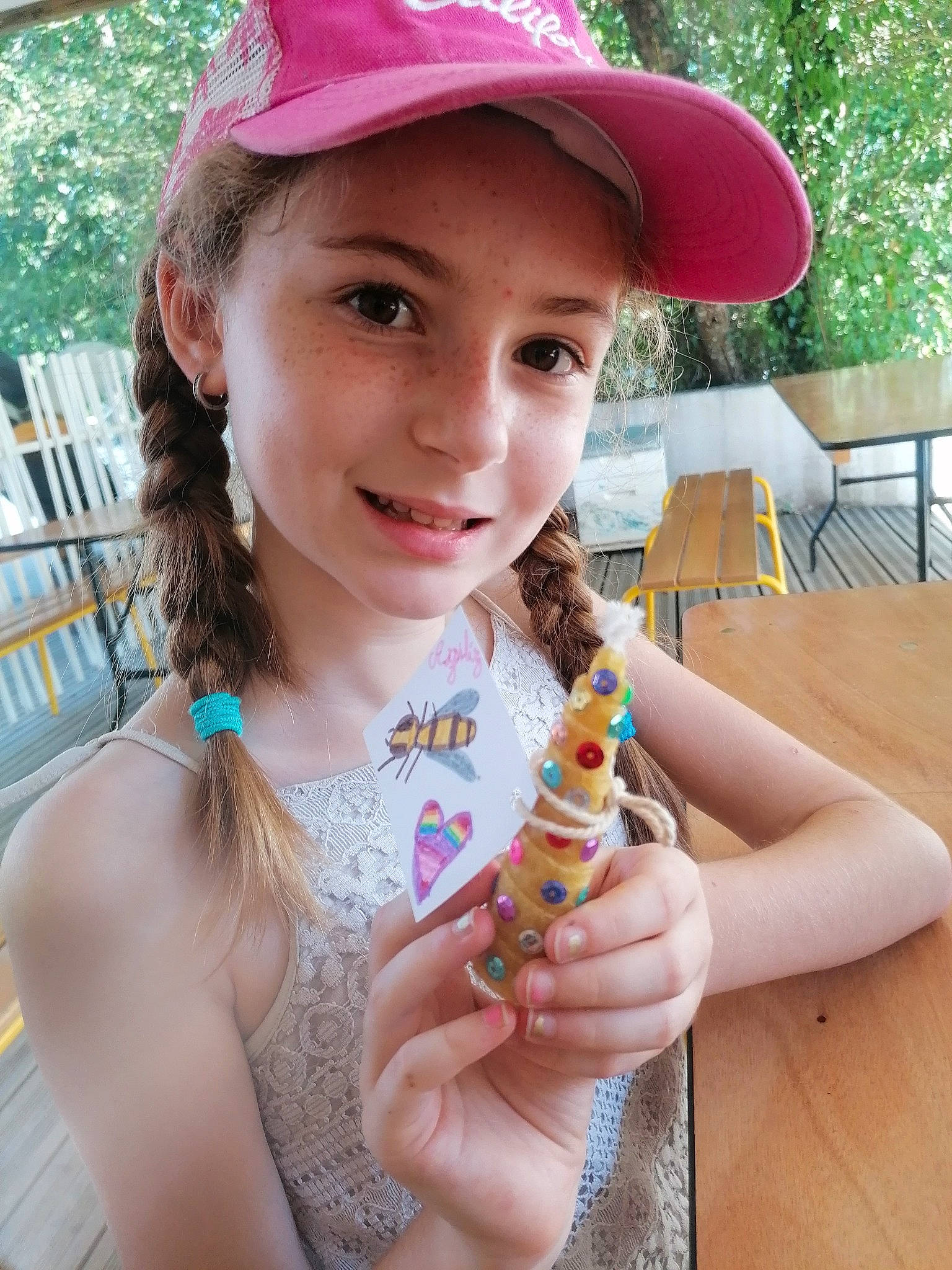 Aziliz participe au concours pour gagner de l'argent avec cette photo : baseball_cap, cap, child, fashion_accessory, finger, fun, gesture, grass, hand, happy, headwear, joy, leisure, magenta, nail, neck, person, pink, play, smile