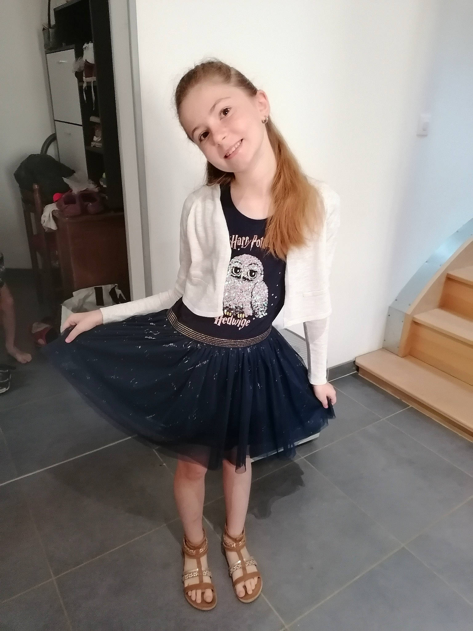 Aziliz participe au concours pour gagner de l'argent avec cette photo : day_dress, eye, fashion_design, flash_photography, flooring, hair, happy, joint, joy, knee, long_hair, neck, one_piece_garment, person, shoe, sleeve, smile, stairs, t_shirt, thigh