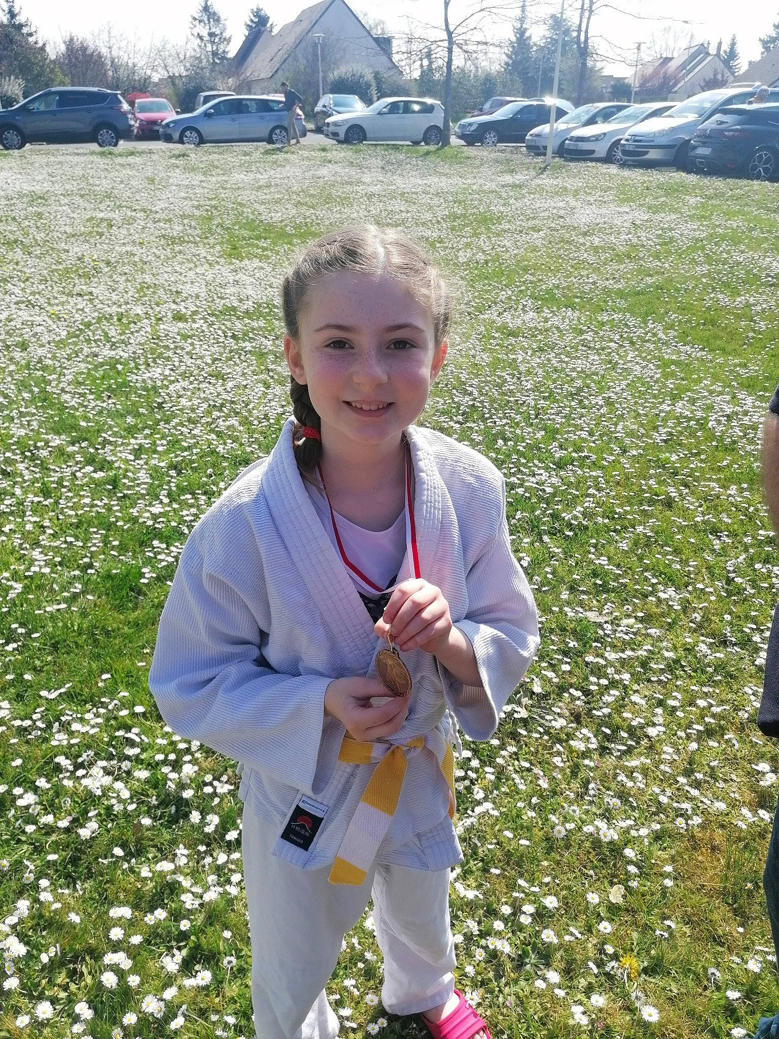 Aziliz a rejoint le concours — aidez-le/la à gagner de superbes lots ! botany, car, flower, fun, grass, grass_family, grassland, groundcover, happy, joy, lawn, leisure, meadow, people_in_nature, person, plant, recreation, sky, smile, tree