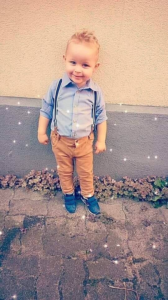 Calvin participe au concours pour gagner de l'argent avec cette photo : asphalt, child, cool, denim, footwear, fun, jeans, joy, leg, outerwear, person, play, shoe, smile, standing, t_shirt, toddler