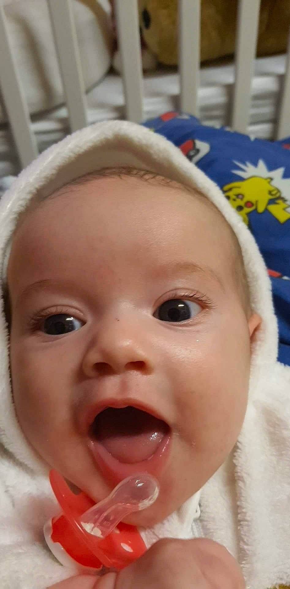 Alice participe au concours pour gagner de l'argent avec cette photo : baby_toddler_clothing, cheek, child, chin, eye, eyebrow, eyelash, face, facial_expression, forehead, iris, jaw, lip, mouth, nose, organ, person, skin, toddler, tongue