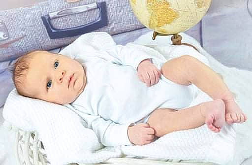 Timéo a rejoint le concours — aidez-le/la à gagner de superbes lots ! baby, baby_products, baby_sleeping, baby_toddler_clothing, ball, barefoot, child, comfort, foot, gesture, happy, linens, nap, person, room, sleep, sports_equipment, toddler, yellow