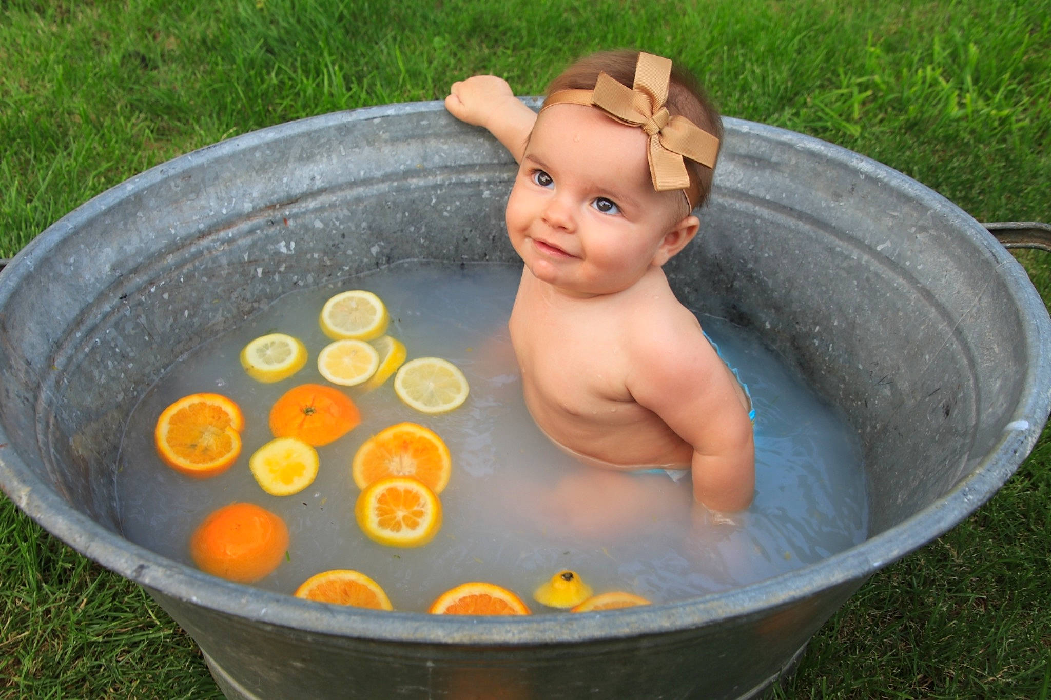 Callie a rejoint le concours — aidez-le/la à gagner de superbes lots ! baby_bathing, bath_toy, bathing, child, cooking, cookware_and_bakeware, cuisine, dish, fluid, fun, grass, hand, joy, leisure, mammal, person, plant, smile, toddler, toy