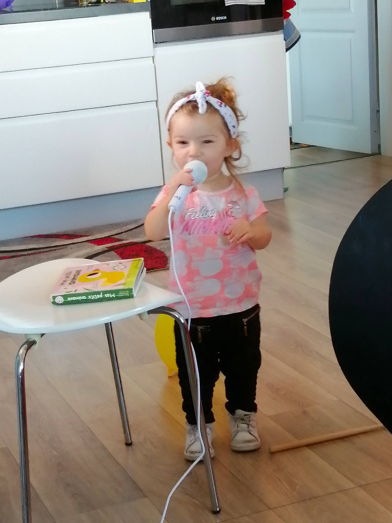 Lindsay a rejoint le concours — aidez-le/la à gagner de superbes lots ! child, daughter, joy, person, play, stool, table, toddler