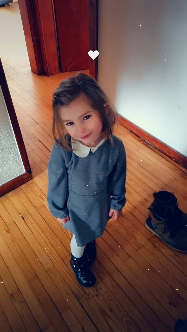 Lindsay a rejoint le concours — aidez-le/la à gagner de superbes lots ! baby_toddler_clothing, flash_photography, floor, flooring, fun, happy, hardwood, jeans, joy, laminate_flooring, long_hair, person, shoe, skin, sleeve, smile, sneakers, standing, toddler, varnish