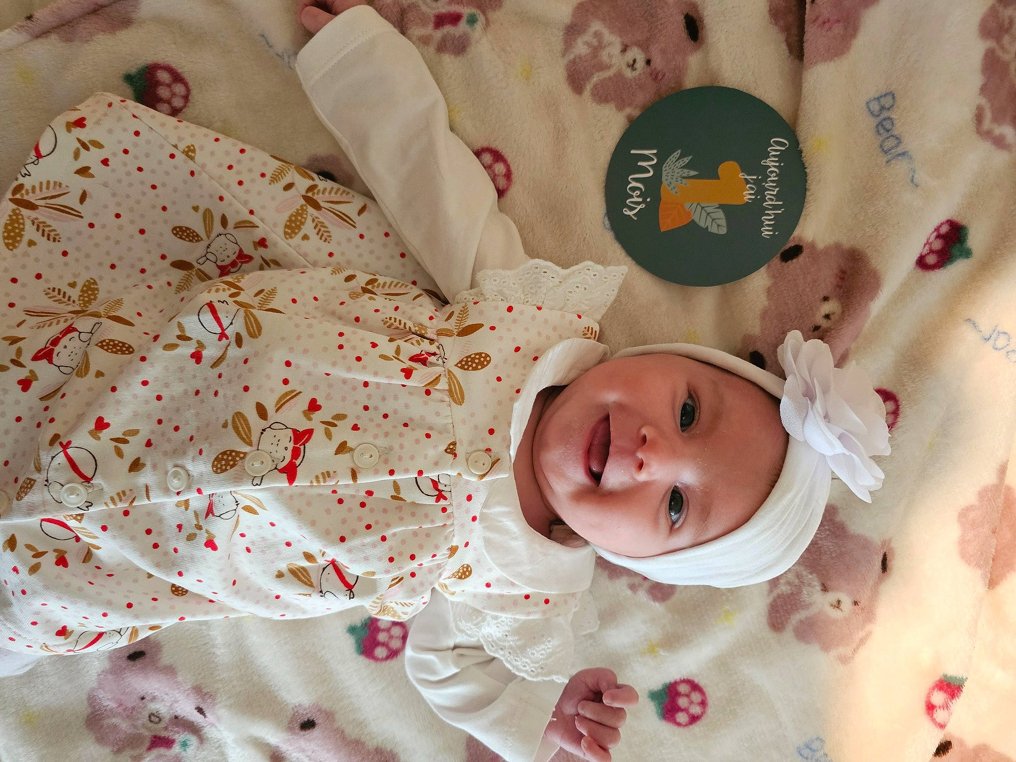 Daiana participe au concours pour gagner de l'argent avec cette photo : baby, baby_products, baby_toddler_clothing, carmine, child, comfort, happy, headwear, linens, pattern, peach, person, petal, pink, room, rose, skin, textile, toddler, white