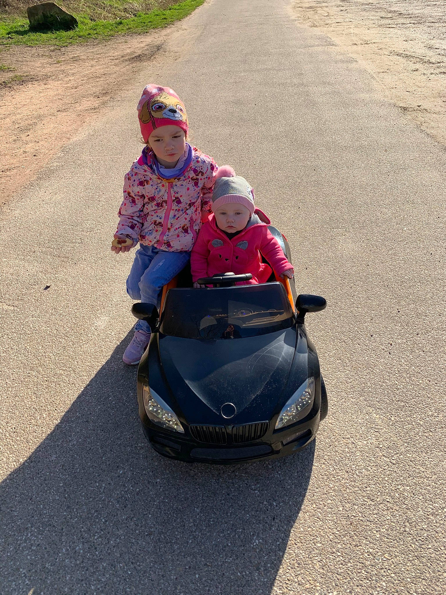 Loana participe au concours pour gagner de l'argent avec cette photo : asphalt, auto_part, automotive_design, car, family_car, headwear, mid_size_car, person, recreation, road, subcompact_car, tourism, travel, vacation, vehicle, wheel