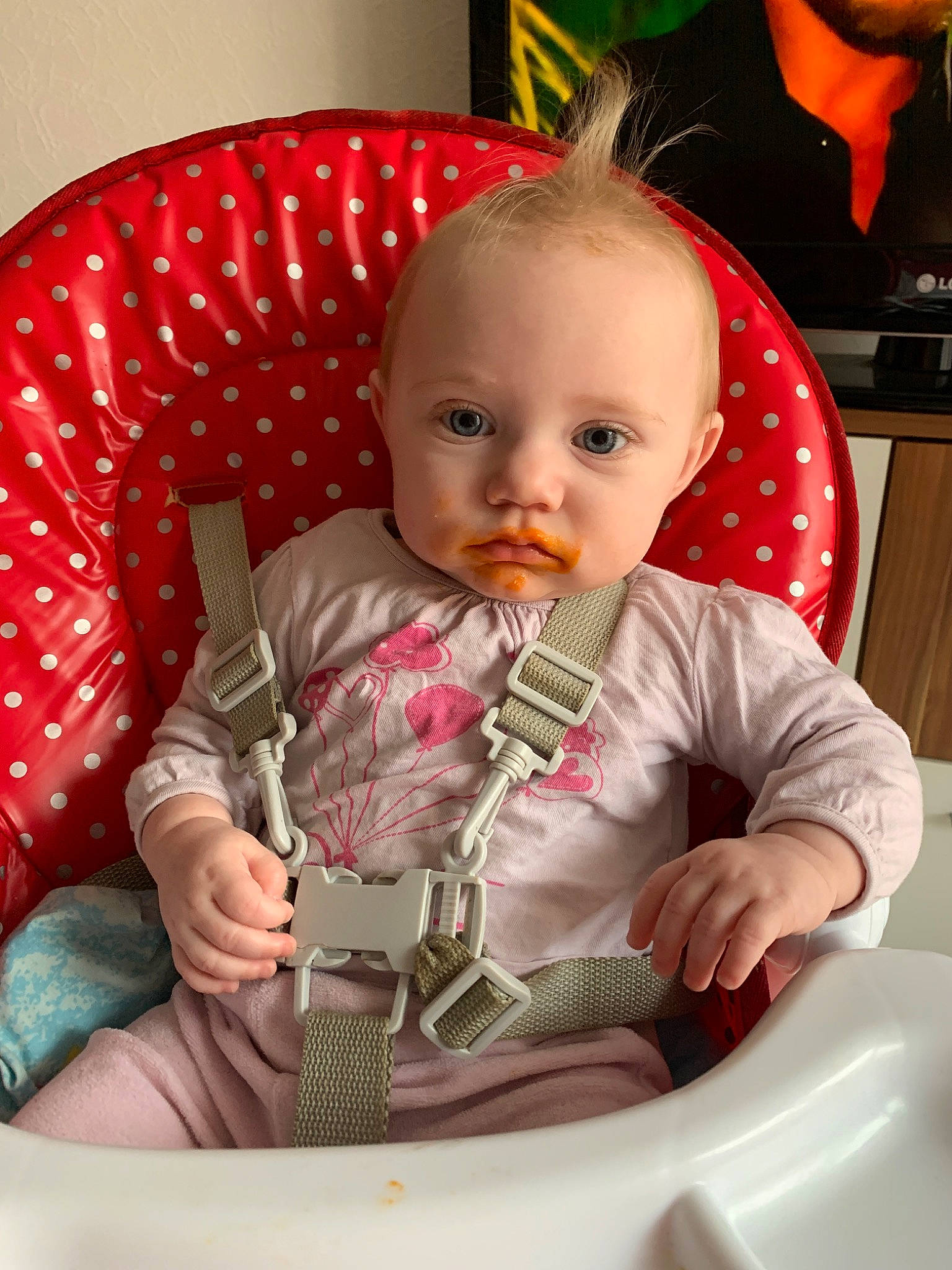 Loana participe au concours pour gagner de l'argent avec cette photo : baby, child, eating, food, person, play, sitting, toddler