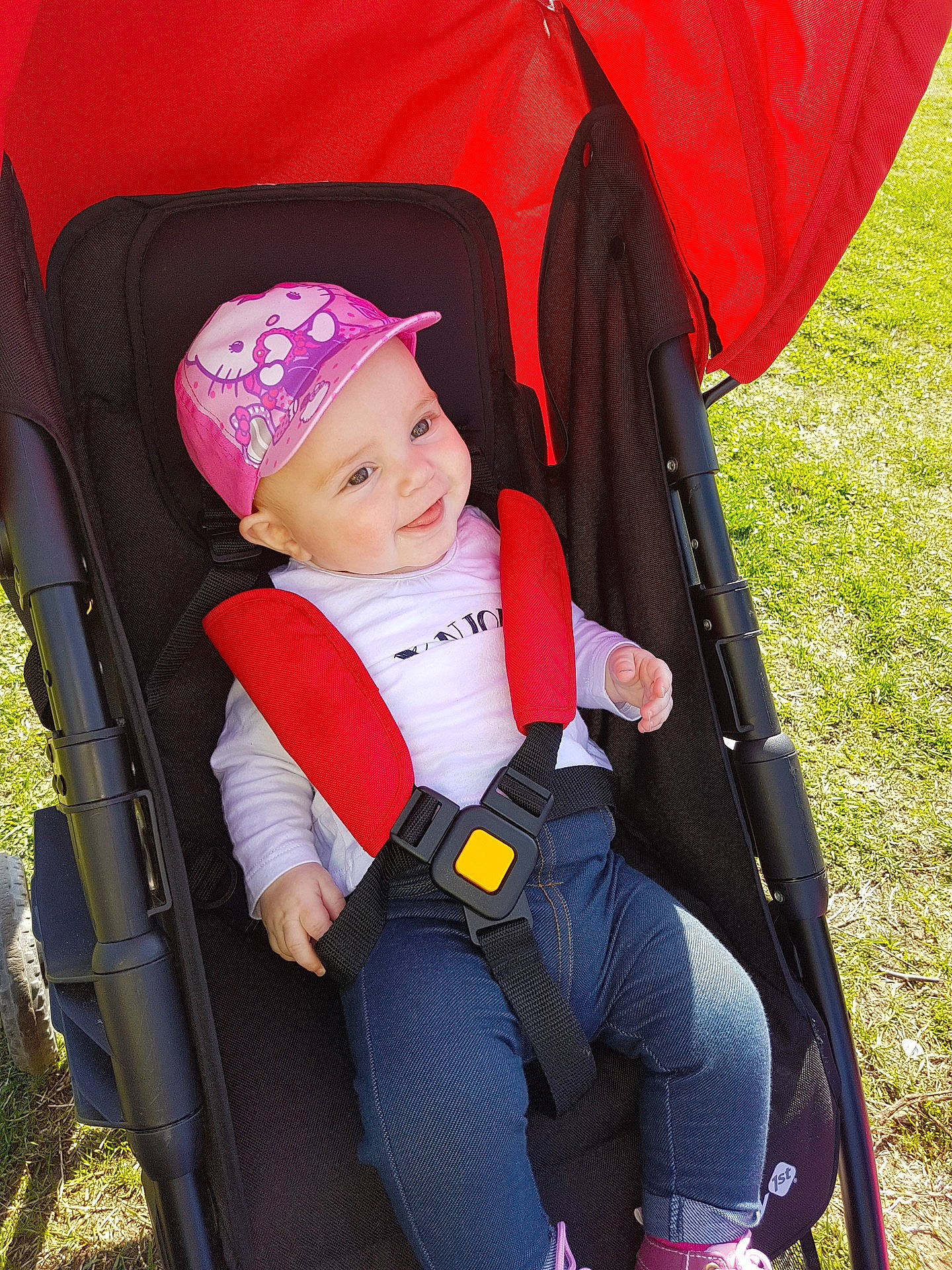 Léana a rejoint le concours — aidez-le/la à gagner de superbes lots ! baby_carriage, baby_products, car_seat, child, clothing, costume, day, infant, joy, person, product, red, toddler