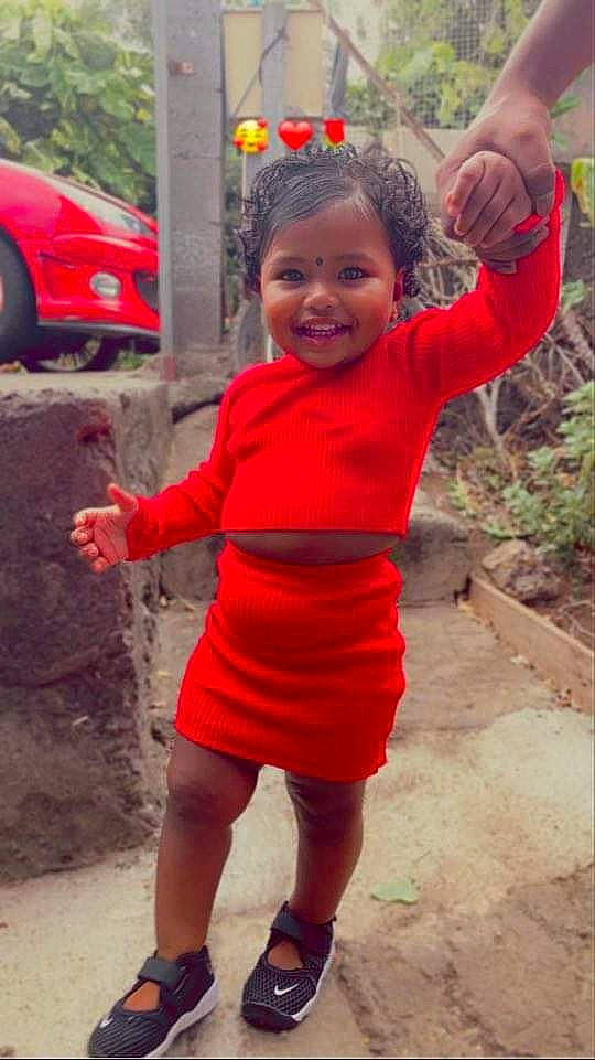 Inayäh a rejoint le concours — aidez-le/la à gagner de superbes lots ! automotive_tire, eye, finger, grass, hair, happy, head, joy, leg, leisure, mouth, person, pink, plant, red, shorts, sleeve, smile, tire, toddler