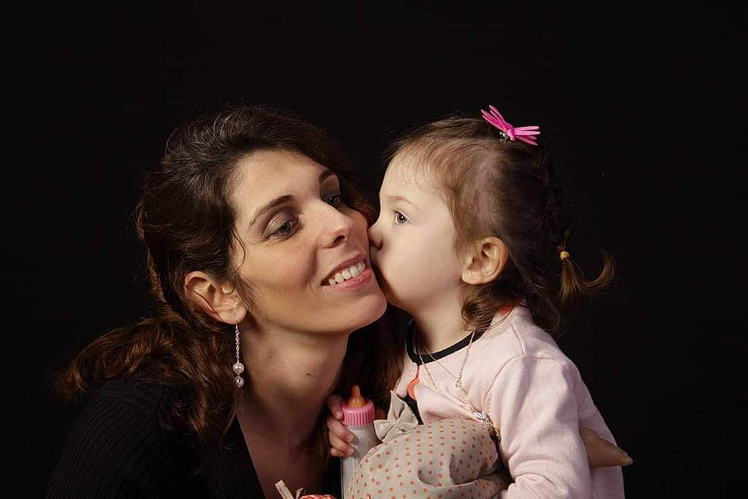Mathilde participe au concours pour gagner de l'argent avec cette photo : cheek, child, darkness, ear, earrings, entertainment, event, fashion_accessory, flash_photography, fun, gesture, happy, headpiece, iris, jewellery, joy, lip, love, person, smile
