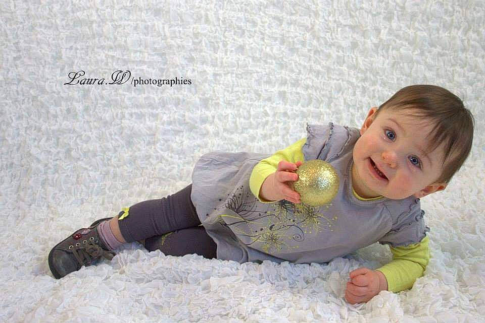 Mathilde a rejoint le concours — aidez-le/la à gagner de superbes lots ! baby, baby_products, baby_toddler_clothing, child, comfort, flooring, font, fun, grass, happy, headgear, joy, linens, pattern, people_in_nature, person, play, sitting, skin, sleeve