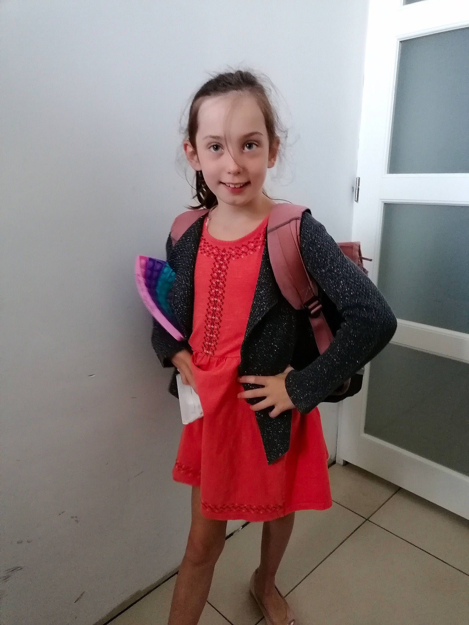 Mathilde a rejoint le concours — aidez-le/la à gagner de superbes lots ! blazer, collar, day_dress, dress, fashion_design, flooring, formal_wear, gesture, happy, joint, joy, knee, lip, neck, one_piece_garment, pattern, person, shoulder, sleeve, street_fashion