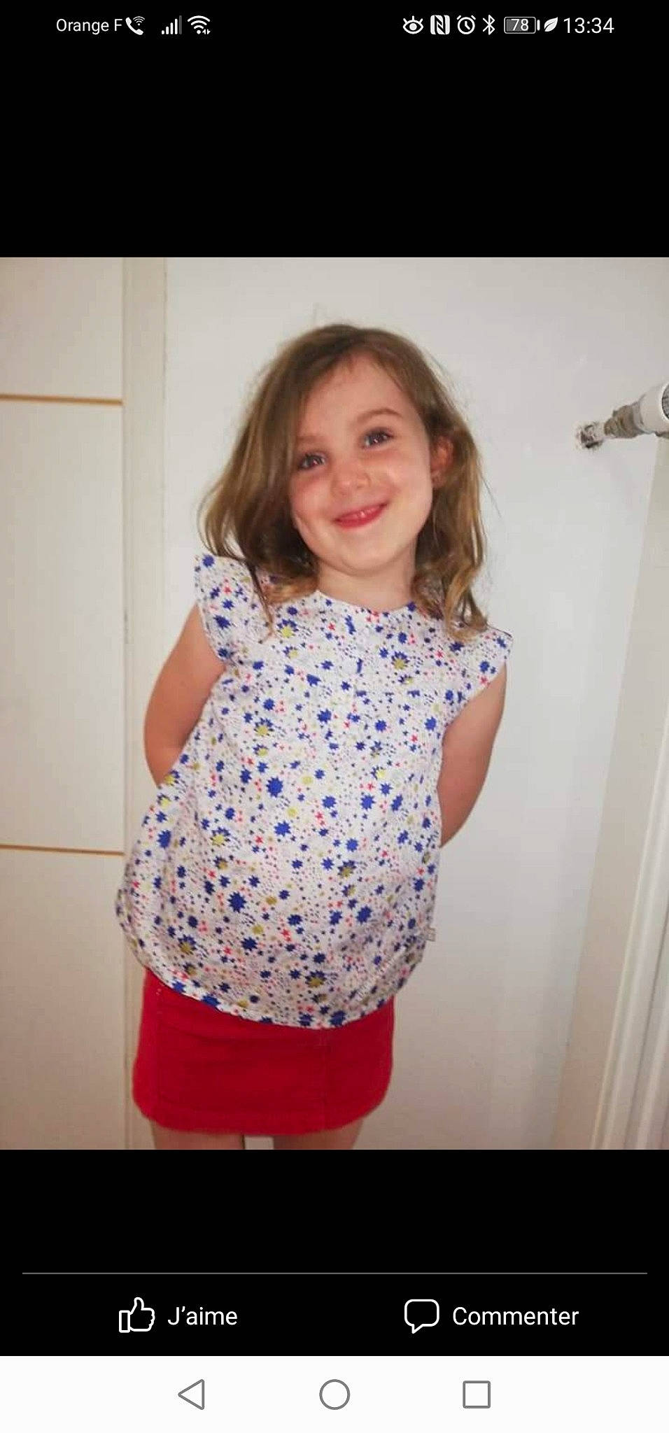 Camille a rejoint le concours — aidez-le/la à gagner de superbes lots ! baby_toddler_clothing, elbow, electric_blue, fashion_design, flash_photography, happy, human_leg, joint, joy, neck, pattern, person, pink, purple, shoulder, sleeve, smile, standing, textile, toddler