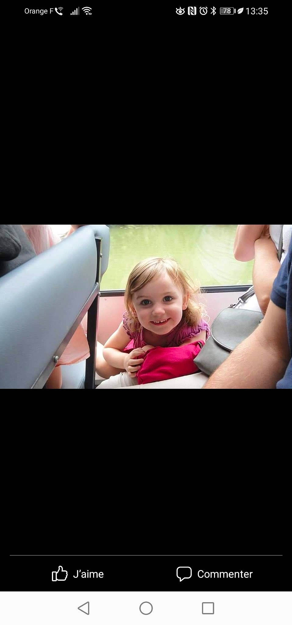 Camille a rejoint le concours — aidez-le/la à gagner de superbes lots ! automotive_design, automotive_exterior, automotive_mirror, blond, car, car_seat, finger, flash_photography, gesture, happy, joy, magenta, motor_vehicle, person, personal_luxury_car, rear_view_mirror, smile, steering_wheel, tints_and_shades, toddler