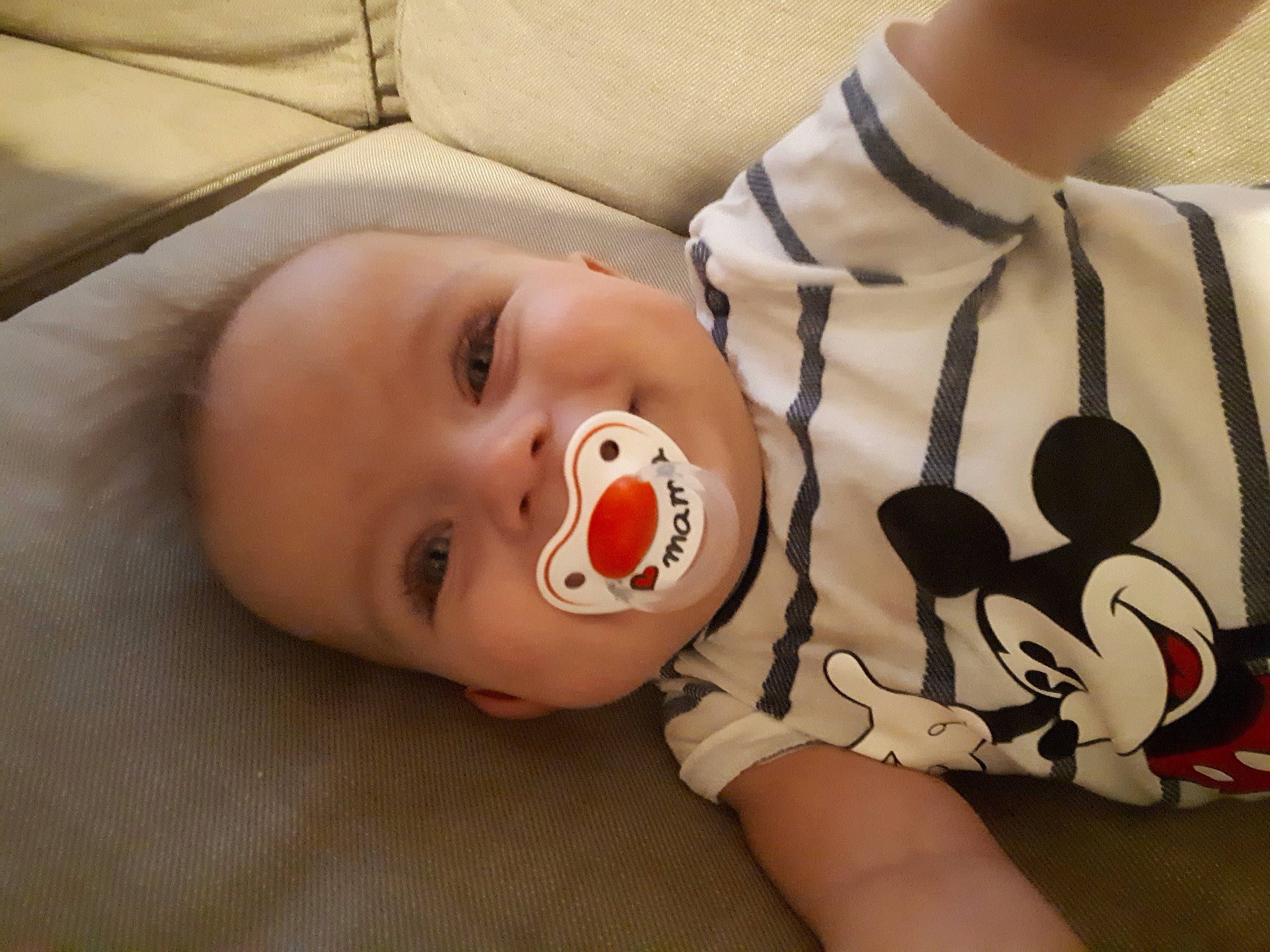 Jonas participe au concours pour gagner de l'argent avec cette photo : baby, baby_toddler_clothing, cheek, child, collar, comfort, eyebrow, eyelash, fun, gesture, happy, iris, lip, mouth, neck, nose, person, product, skin, sleeve