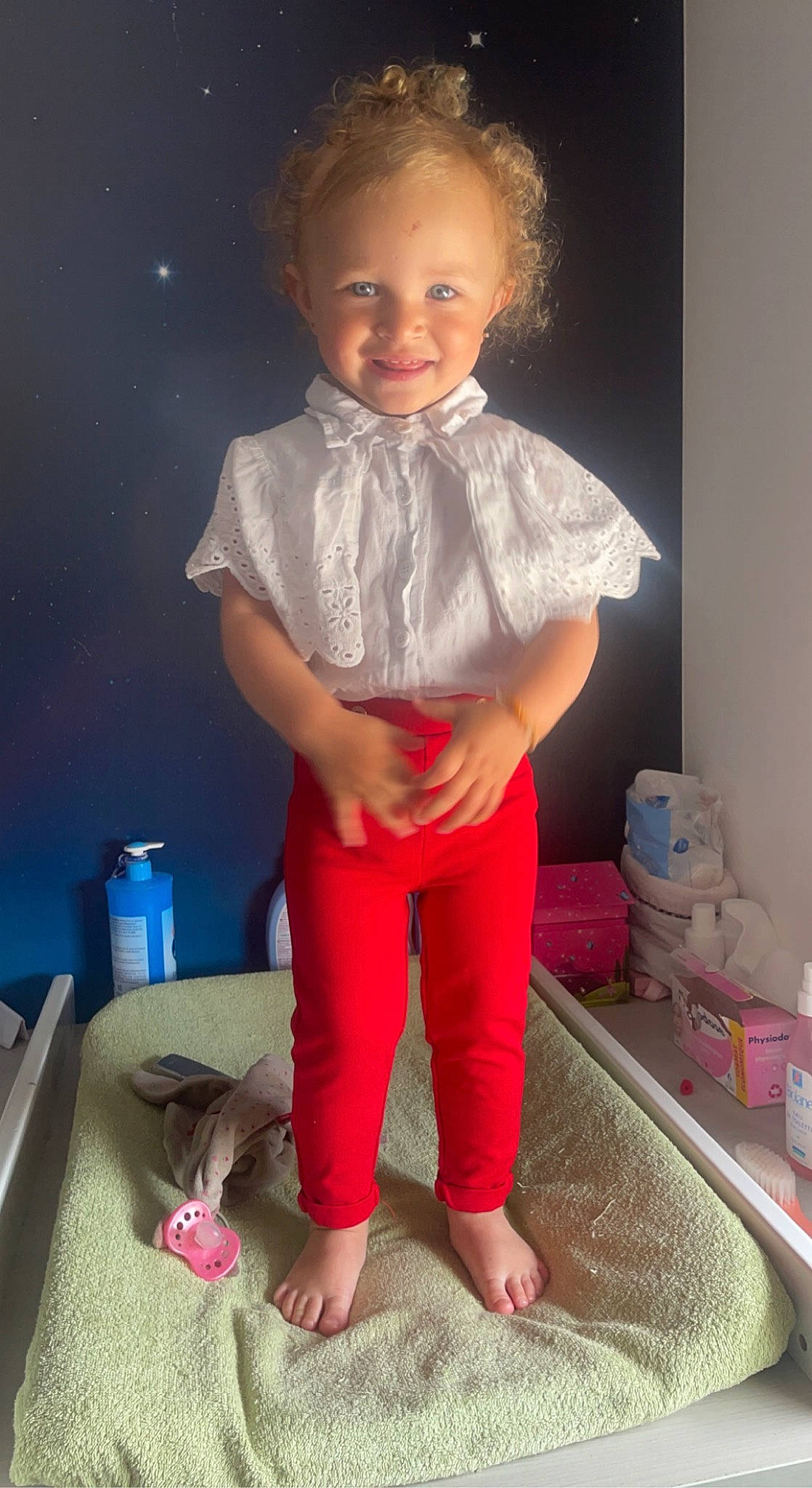 Mia participe au concours pour gagner de l'argent avec cette photo : active_pants, baby_toddler_clothing, cheek, fun, happy, human_leg, joint, joy, knee, leg, magenta, organ, person, pink, skin, sleeve, smile, standing, t_shirt, thigh