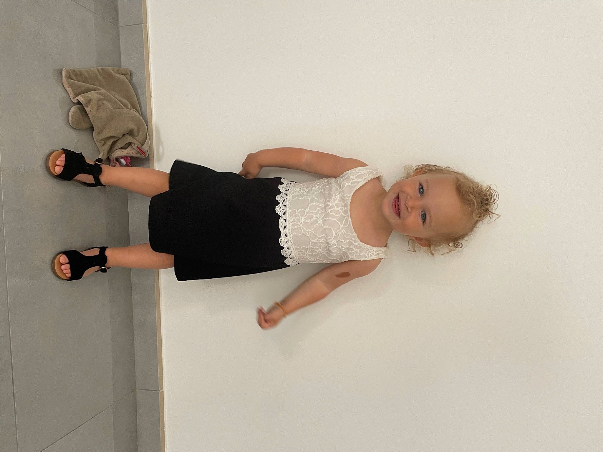 Mia a rejoint le concours — aidez-le/la à gagner de superbes lots ! abdomen, balance, calf, comfort, elbow, fashion_design, flooring, foot, human_leg, joint, joy, knee, leg, person, sandal, sleeve, street_fashion, t_shirt, thigh, trunk