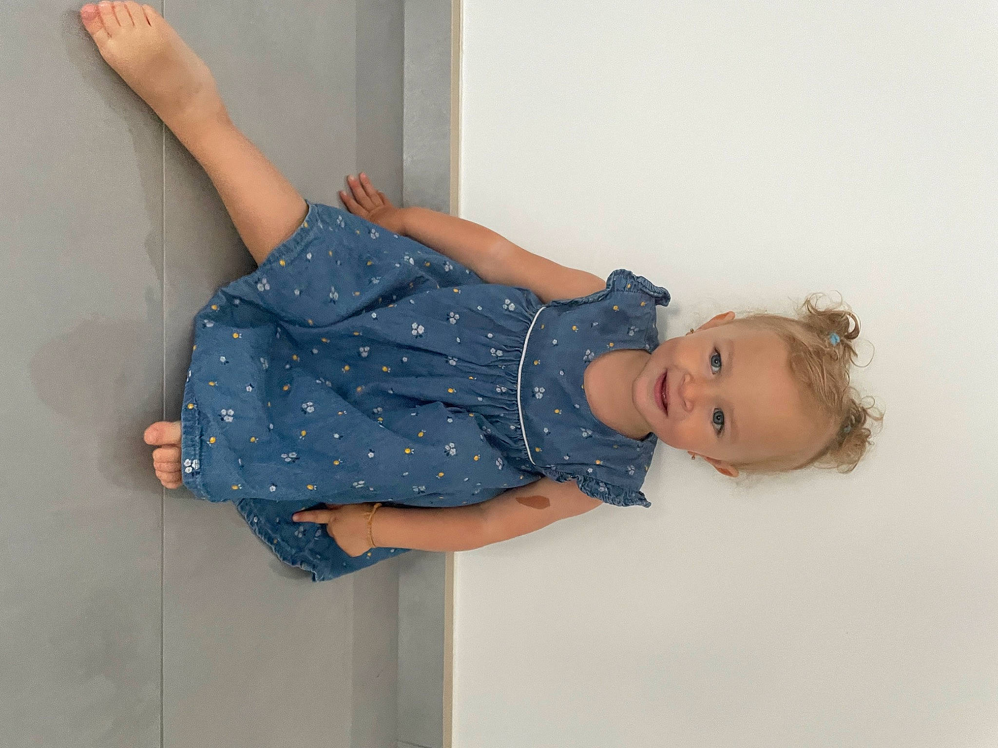Mia a rejoint le concours — aidez-le/la à gagner de superbes lots ! baby_toddler_clothing, comfort, day_dress, denim, elbow, electric_blue, foot, head, human_body, human_leg, jeans, knee, leg, one_piece_garment, pattern, person, sleeve, thigh, trunk, waist