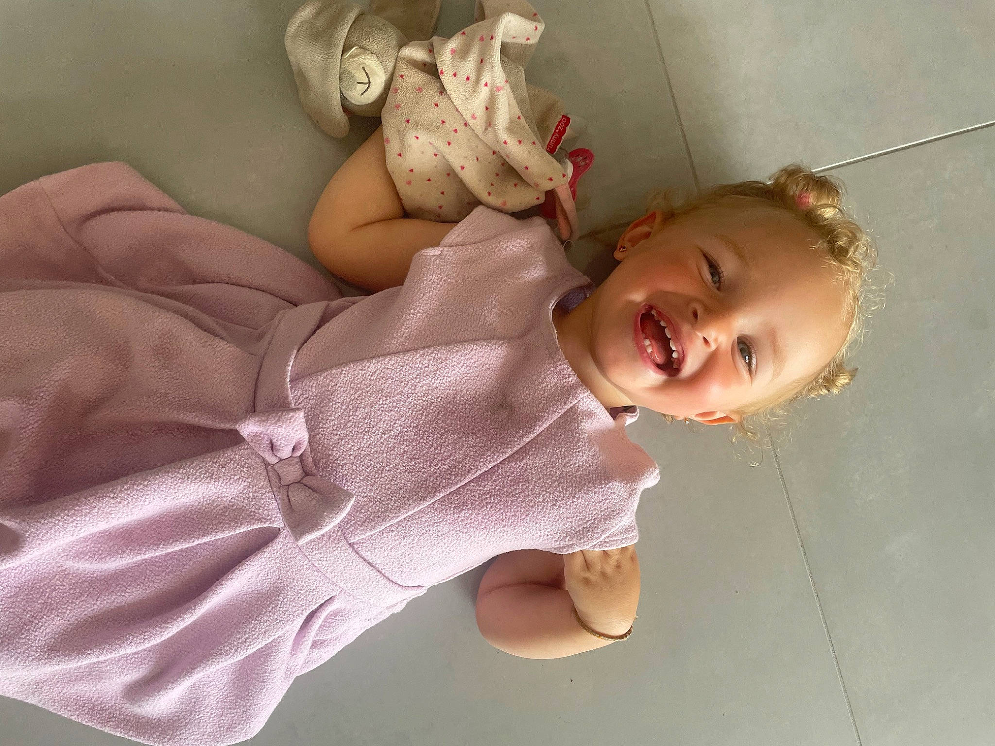 Mia participe au concours pour gagner de l'argent avec cette photo : arm, chest, comfort, elbow, eye, facial_expression, gesture, hand, happy, head, human_body, joint, joy, leg, lip, mouth, neck, nose, person, skin