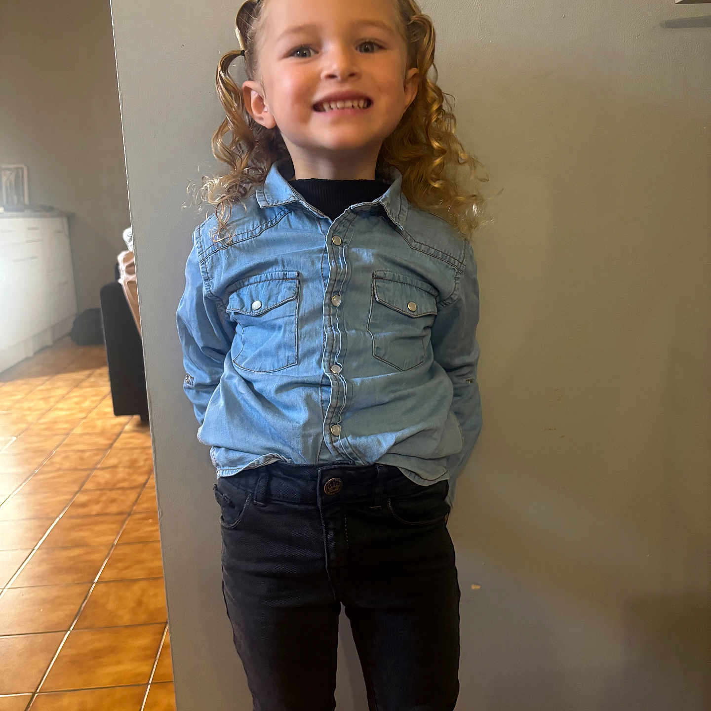 Mia a rejoint le concours — aidez-le/la à gagner de superbes lots ! blonde, blouse, boy, child, clothing, face, happy, head, jeans, longsleeve, male, pants, person, photography, portrait, shirt, sleeve, smile, standing, wood