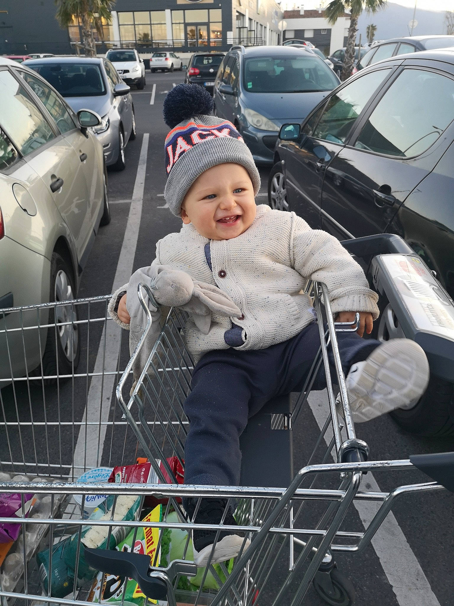 Mylan a rejoint le concours — aidez-le/la à gagner de superbes lots ! automotive_window_part, car, child, family_car, joy, person, plant, vehicle