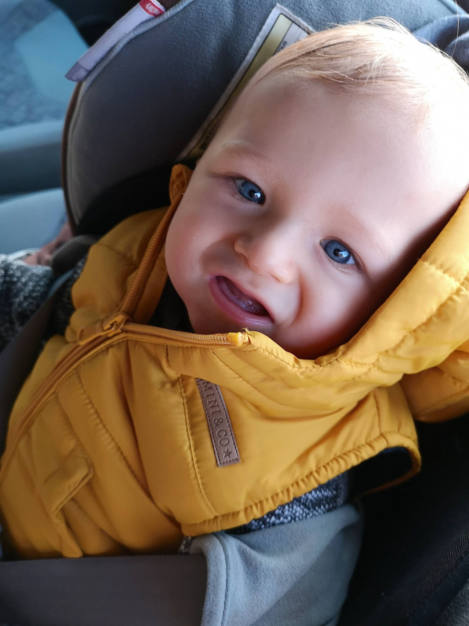 Mylan a rejoint le concours — aidez-le/la à gagner de superbes lots ! auto_part, baby, baby_carriage, baby_in_car_seat, baby_products, car_seat, cheek, child, eye, face, head, nose, person, product, skin, smile, toddler, vacation, yellow