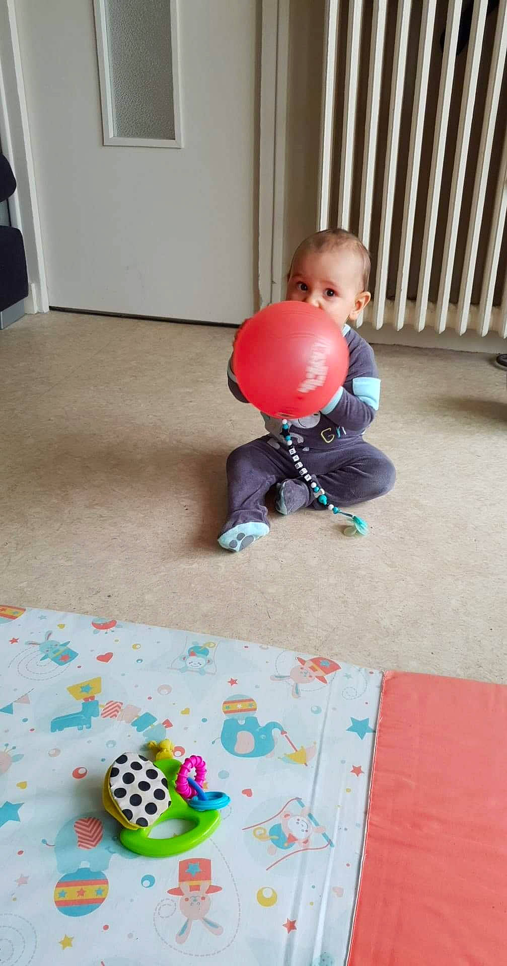Logan a rejoint le concours — aidez-le/la à gagner de superbes lots ! baby, ball, child, floor, flooring, person, play, toddler