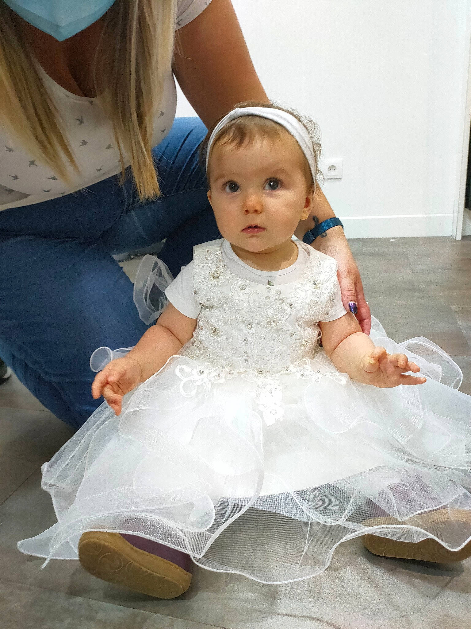 Romy participe au concours pour gagner de l'argent avec cette photo : baby, baby_toddler_clothing, child, day_dress, dress, embellishment, event, flash_photography, fun, gesture, hairstyle, happy, human_leg, iris, leg, person, sitting, skin, sleeve, toddler