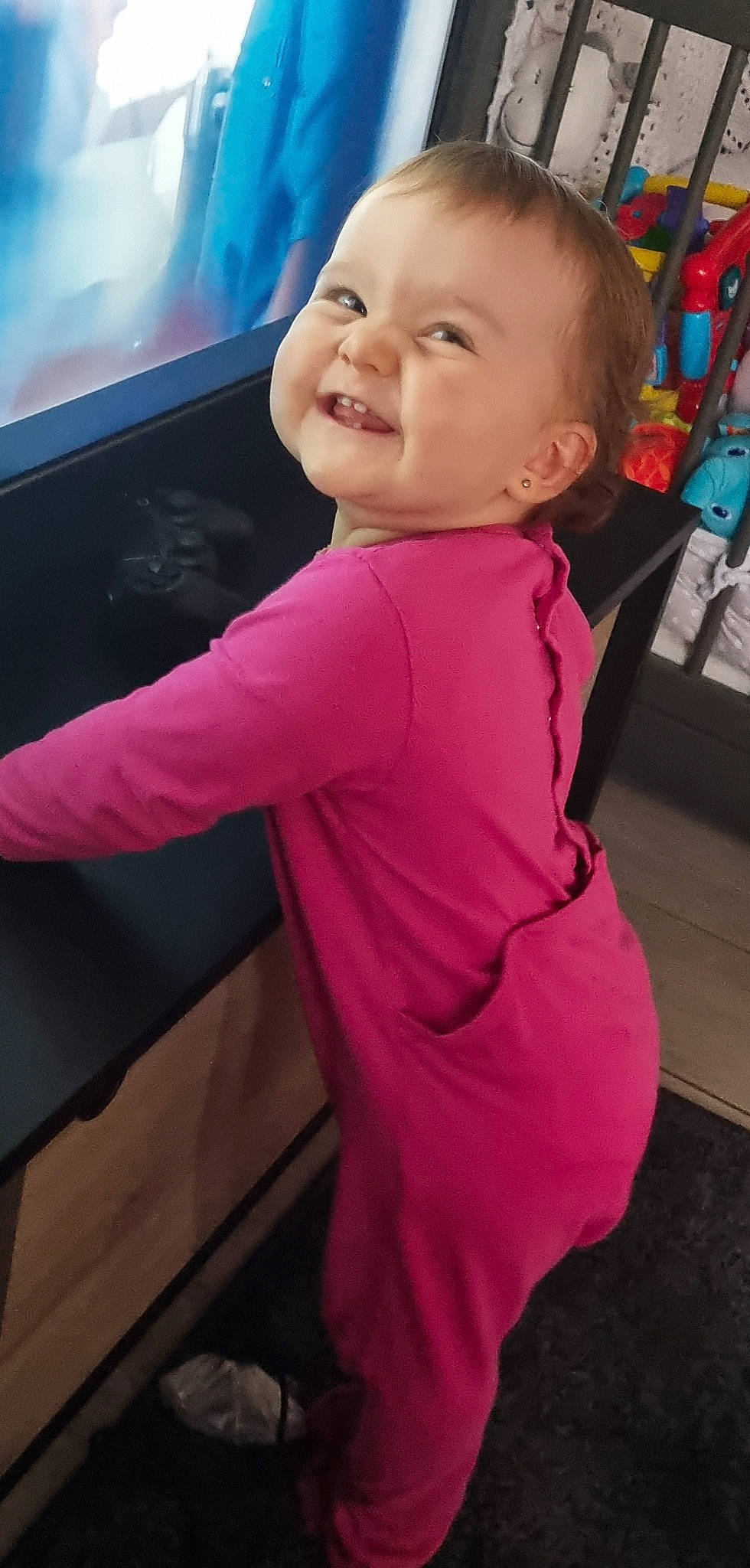 Romy participe au concours pour gagner de l'argent avec cette photo : baby, baby_toddler_clothing, cheek, child, chin, fun, gesture, happy, joint, magenta, person, pink, shoulder, skin, sleeve, smile, sportswear, t_shirt, thumb, toddler