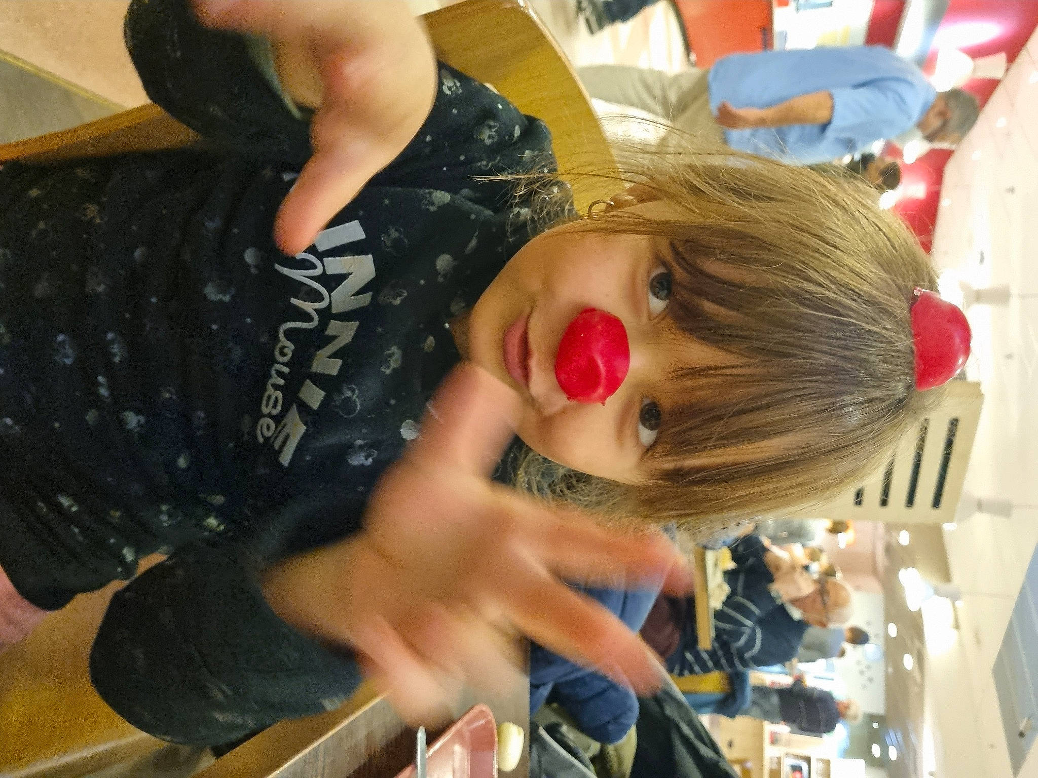 Cléa participe au concours pour gagner de l'argent avec cette photo : bangs, black_hair, blond, blurred, cosmetics, eyelash, eyewear, fashion, fashion_design, finger, fun, gesture, hairstyle, human_leg, mouth, nail, person, street_fashion, sunglasses, thigh