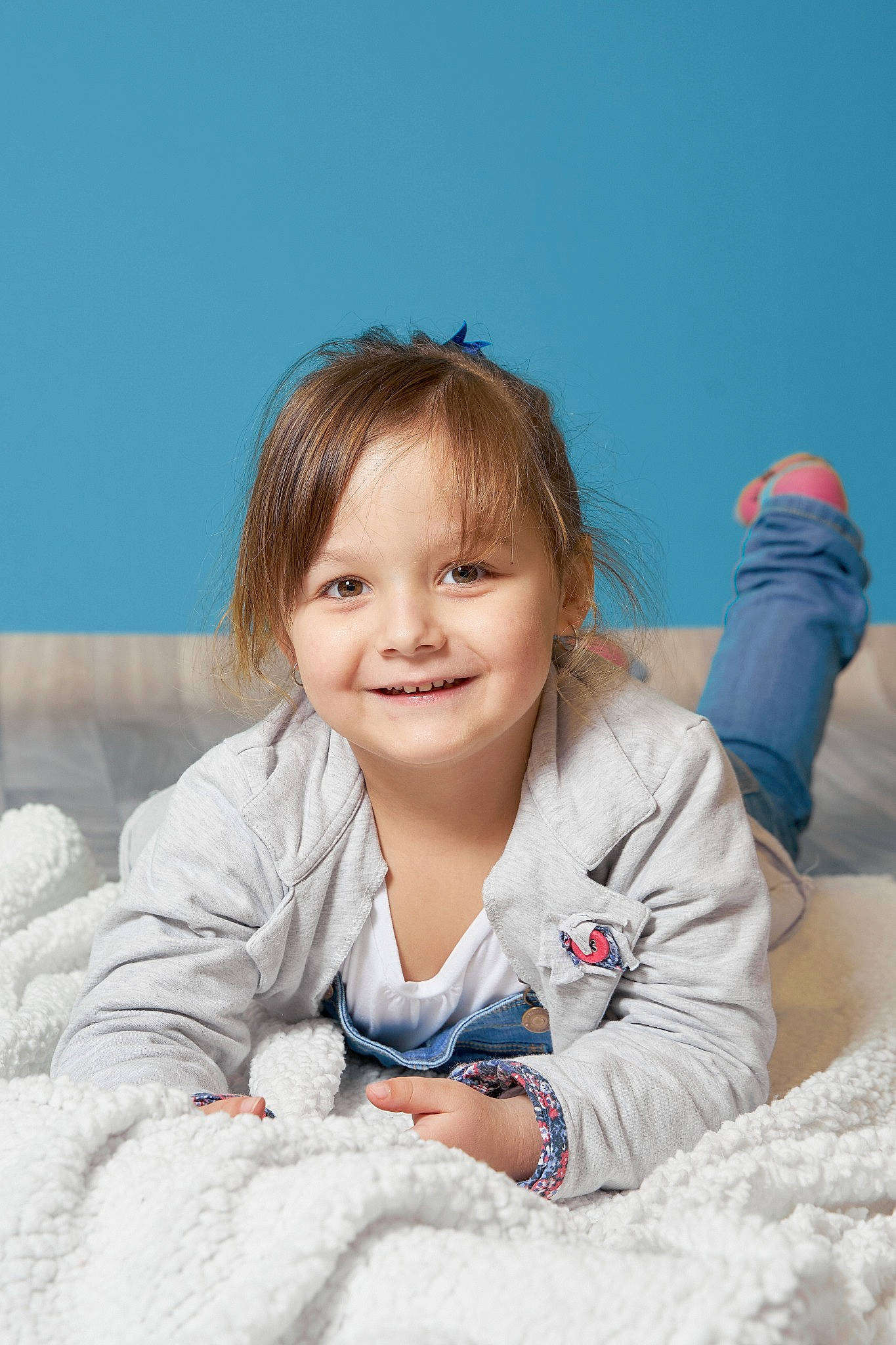 Cléa a rejoint le concours — aidez-le/la à gagner de superbes lots ! arm, cheek, child, comfort, finger, fun, fur, gesture, hair, hand, happy, head, joy, leisure, nose, person, sitting, skin, sleeve, smile