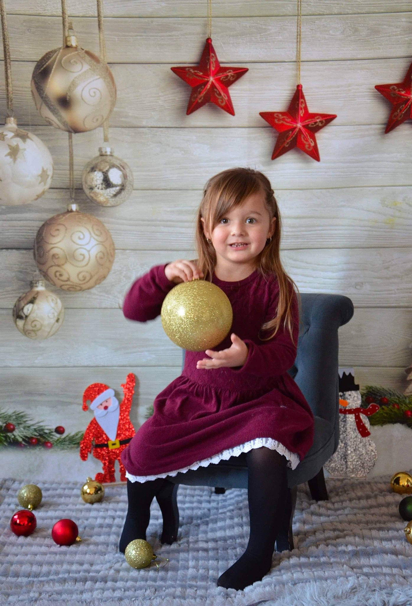Cléa a rejoint le concours — aidez-le/la à gagner de superbes lots ! child, christmas_decoration, christmas_ornament, event, flooring, fun, happy, holiday, holiday_ornament, joy, leisure, mammal, ornament, people, person, red, smile, snapshot, textile, toy