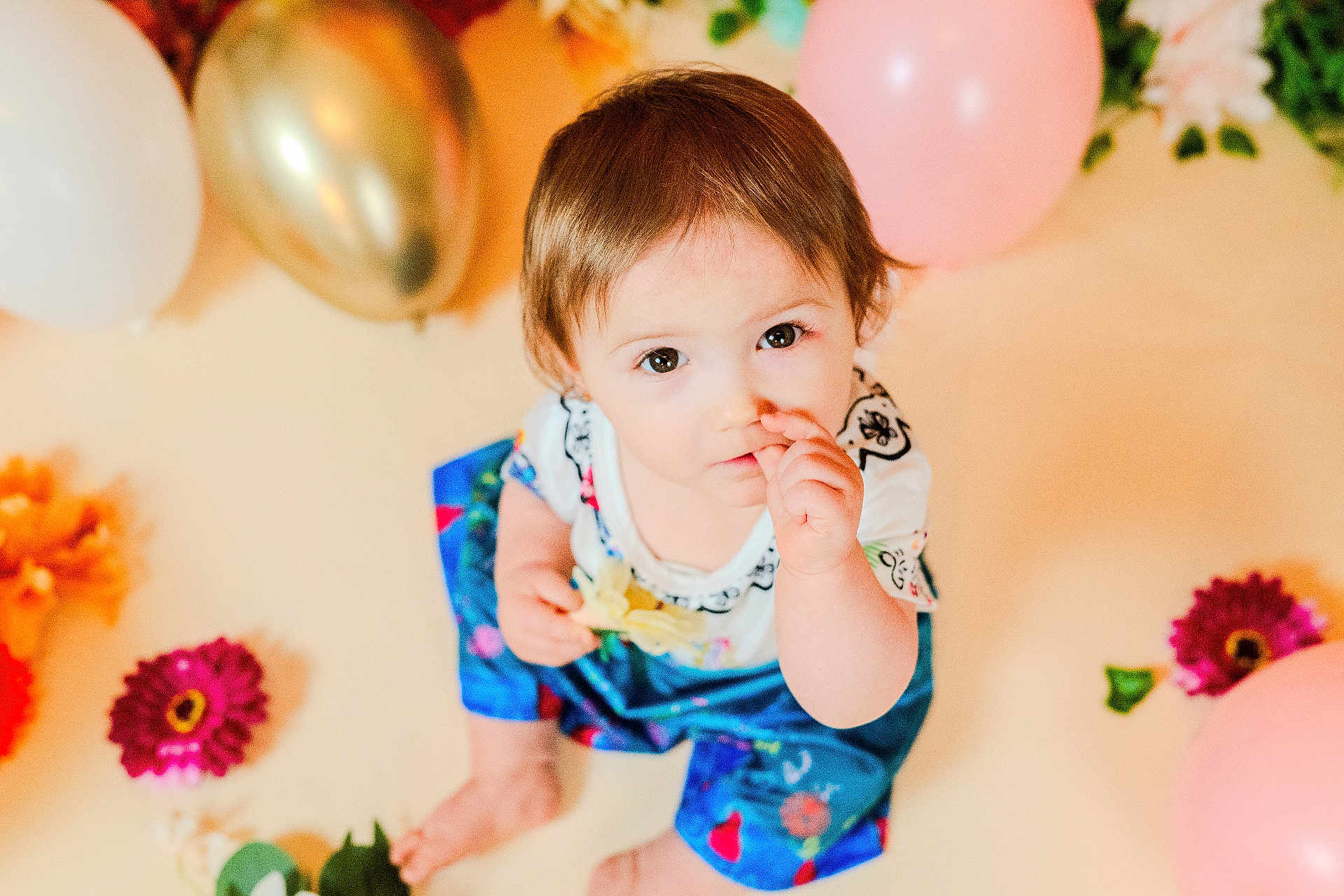 Florencia participe au concours pour gagner de l'argent avec cette photo : toddler, child, baby, balloons, flowers, colorful, sitting, thumb_sucking, curious, indoors, bright, playful, clothing, portrait, cute, young_child, looking_up, decorations, celebration, happy