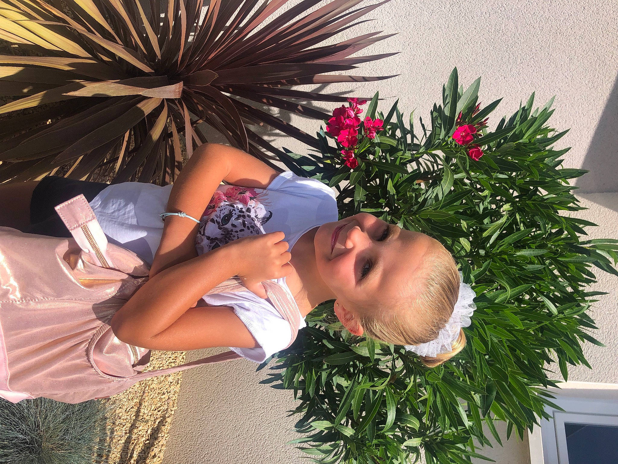 Louna participe au concours pour gagner de l'argent avec cette photo : arecales, botany, cool, event, eyewear, fashion_accessory, floral_design, floristry, flower, flower_arranging, fun, grass, happy, human_leg, joy, leisure, person, petal, plant, spring