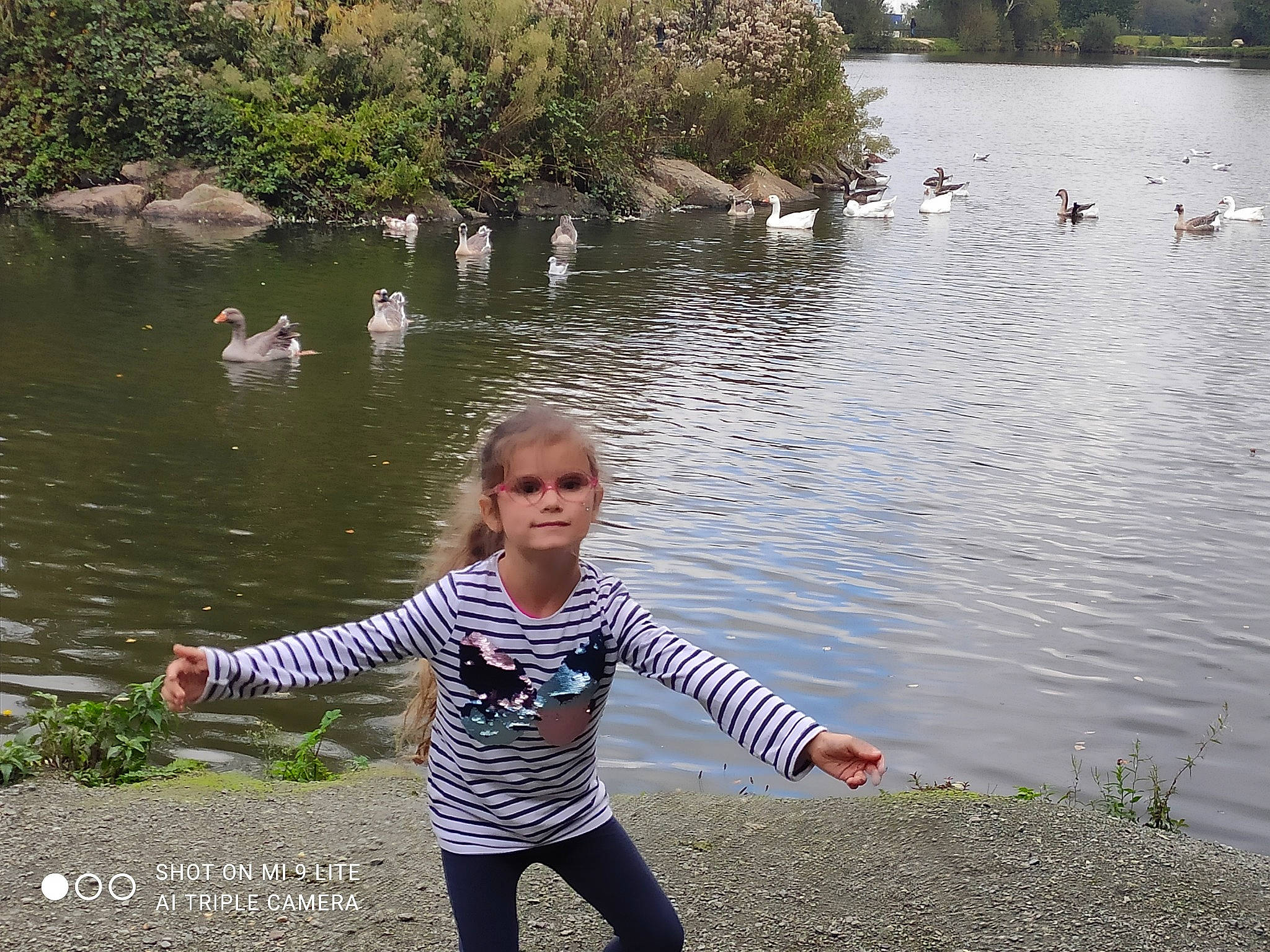 Dydy a rejoint le concours — aidez-le/la à gagner de superbes lots ! bank, bird, body_of_water, fun, grass, green, happy, lake, leisure, mammal, morning, natural_environment, nature, people_in_nature, person, plant, summer, tree, vertebrate, water
