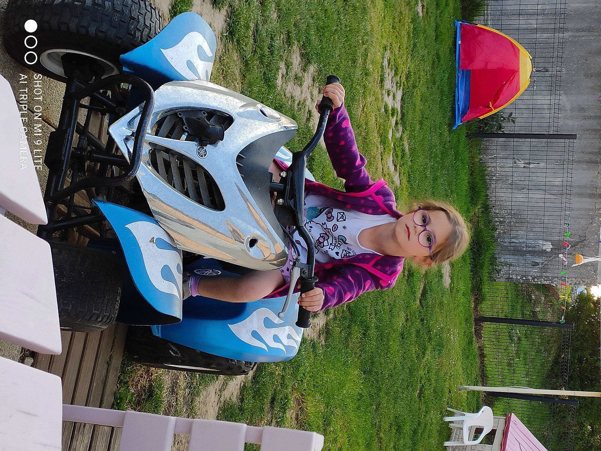 Dydy participe au concours pour gagner de l'argent avec cette photo : automotive_design, automotive_exterior, automotive_lighting, automotive_tire, fun, grass, green, helmet, leisure, motor_vehicle, motorcycle, motorcycle_helmet, person, plant, recreation, sports_gear, tire, tree, vehicle, vehicle_door