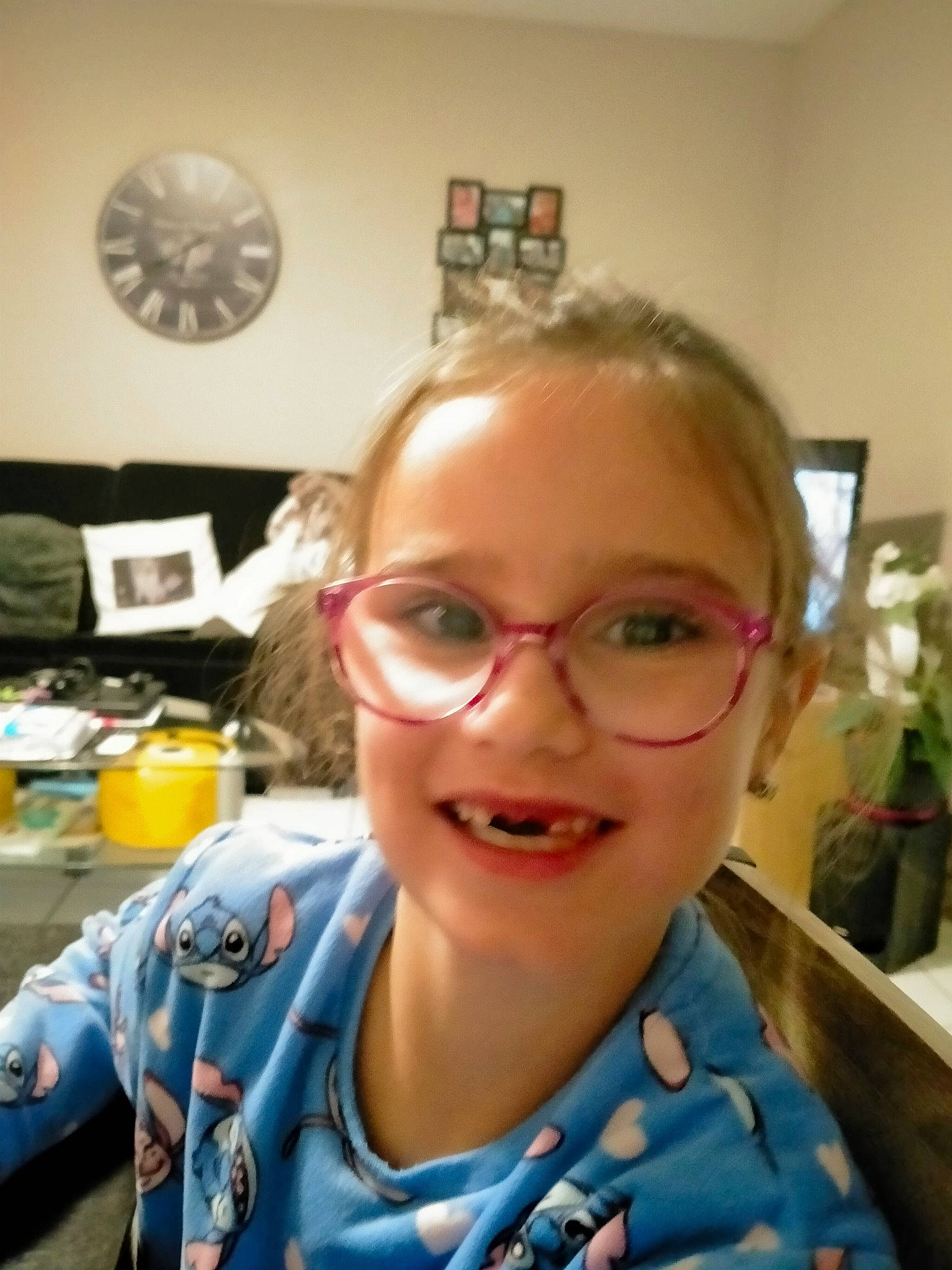 Wendy a rejoint le concours — aidez-le/la à gagner de superbes lots ! chair, ear, electric_blue, eyebrow, eyewear, flowerpot, forehead, fun, gesture, glasses, happy, houseplant, jaw, joy, person, personal_protective_equipment, picture_frame, plant, room, selfie