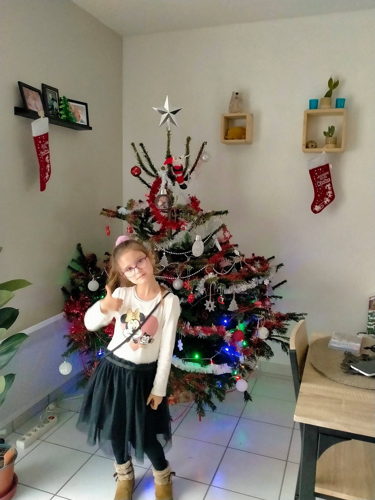 Wendy a rejoint le concours — aidez-le/la à gagner de superbes lots ! art, christmas, christmas_decoration, christmas_eve, christmas_ornament, christmas_tree, event, flowerpot, holiday, holiday_ornament, interior_design, ornament, person, picture_frame, plant, room, snapshot, table, tree, white