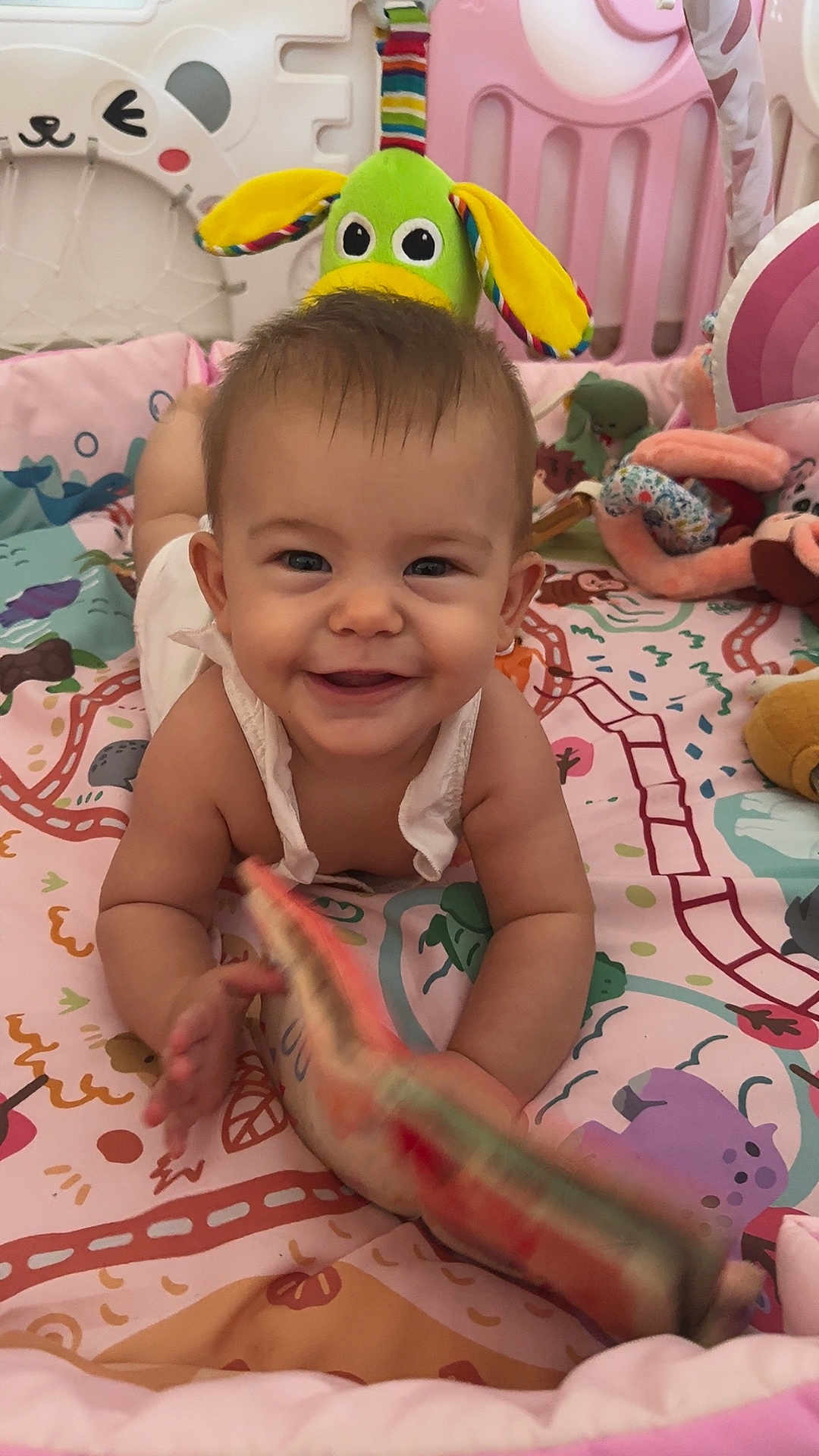 Alessia a rejoint le concours — aidez-le/la à gagner de superbes lots ! baby, smiling, play_mat, plush_toy, soft_toys, colorful, child, indoor, happy, cute, face, lying_down, infant, toy, baby_clothes, childhood, cheerful, bright_eyes, nursery, playtime
