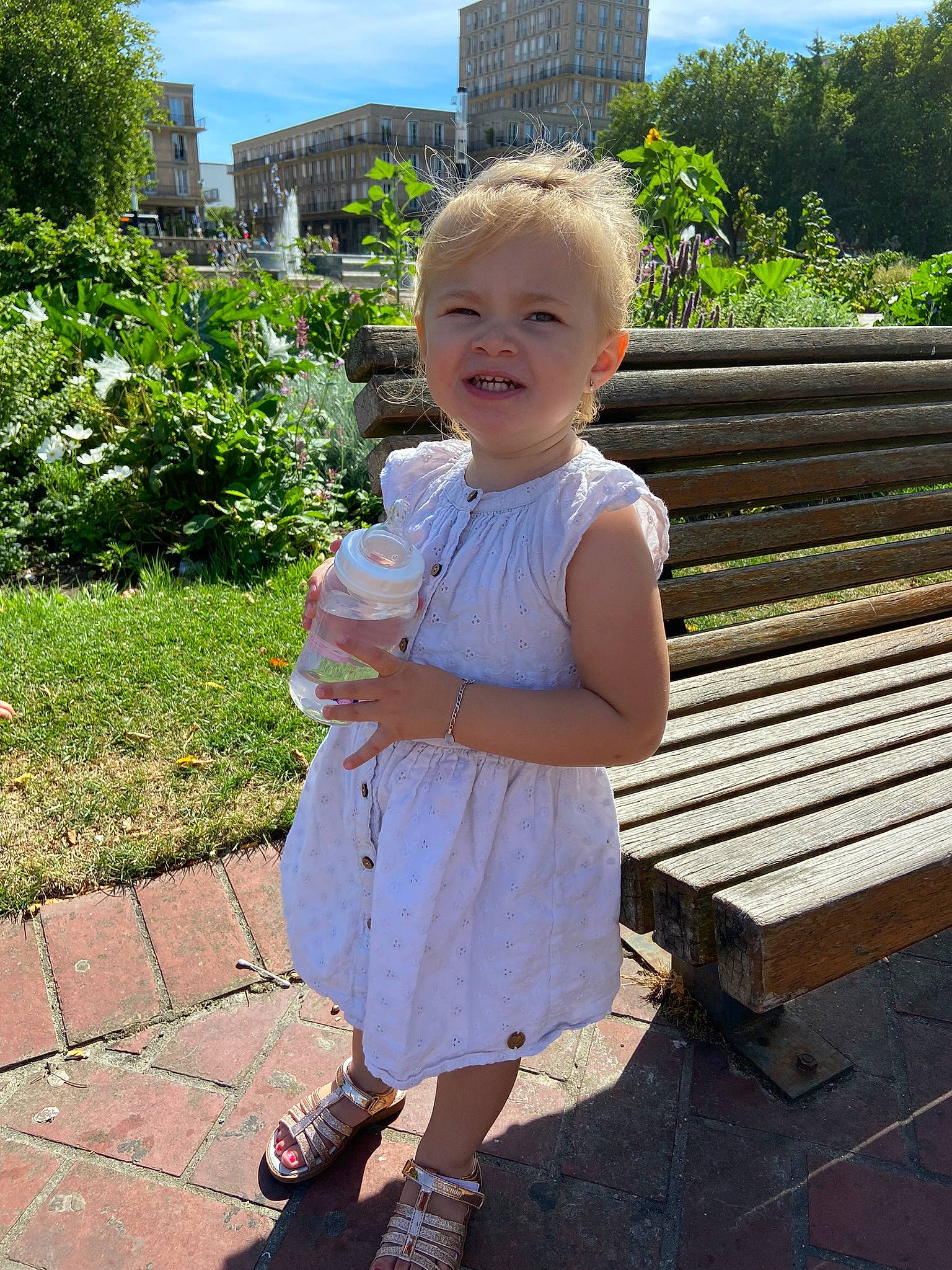 Soraya a rejoint le concours — aidez-le/la à gagner de superbes lots ! baby, baby_toddler_clothing, botany, child, grass, green, hair, happy, joy, leaf, leisure, people_in_nature, person, plant, sandal, sitting, skin, sky, smile, summer