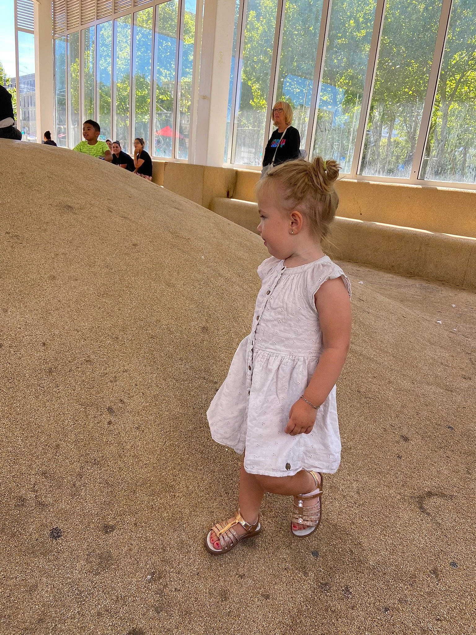Soraya participe au concours pour gagner de l'argent avec cette photo : asphalt, child, dress, floor, flooring, foot, fun, grass, happy, human_leg, leg, leisure, pattern, person, recreation, sandal, shoe, sitting, soil, toddler