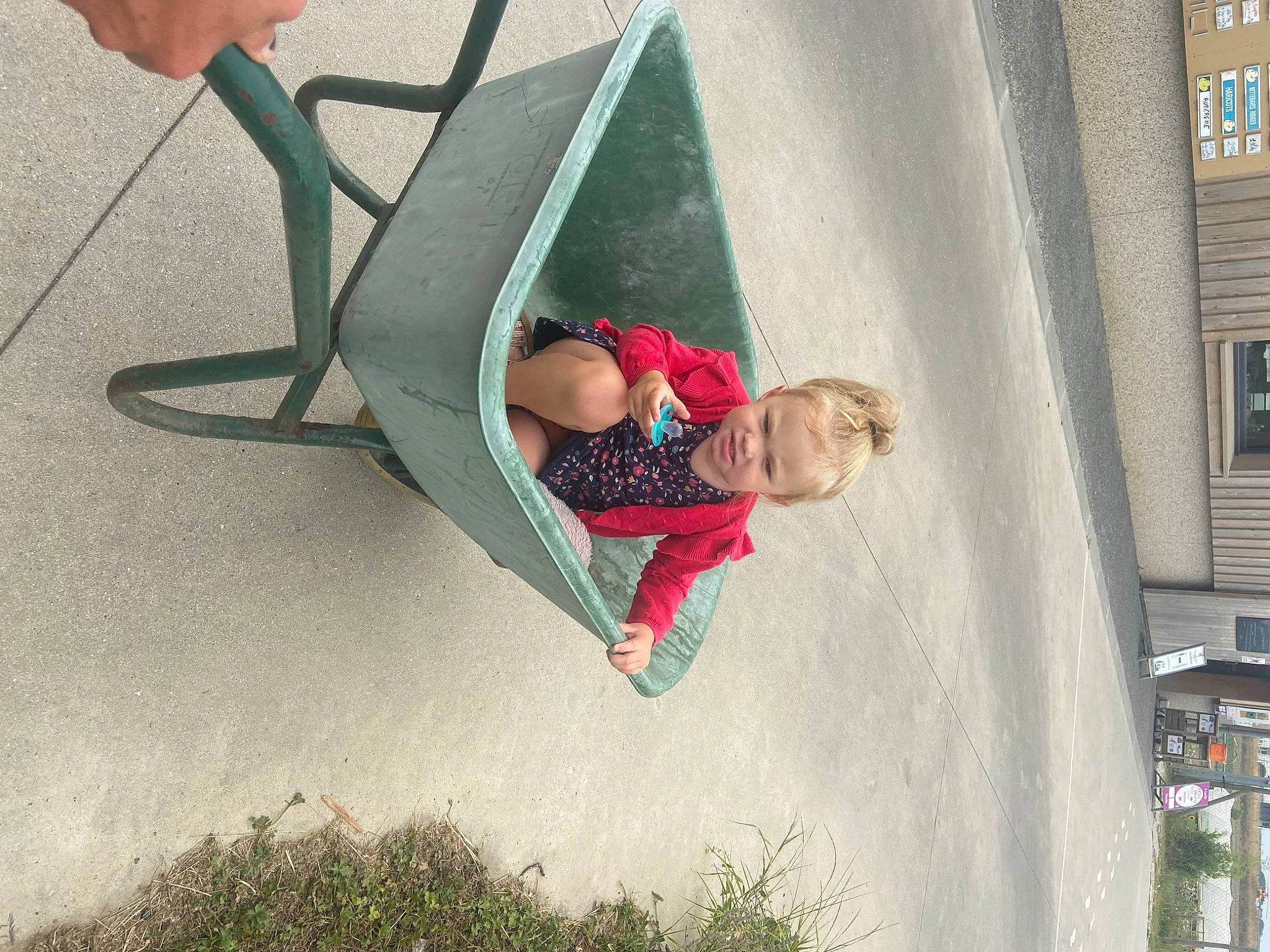 Soraya a rejoint le concours — aidez-le/la à gagner de superbes lots ! adventure, building, child, city, facade, fun, grass, leisure, outdoor_play_equipment, person, plant, play, playground, playground_slide, recreation, rope, swing, toddler, tree, vacation