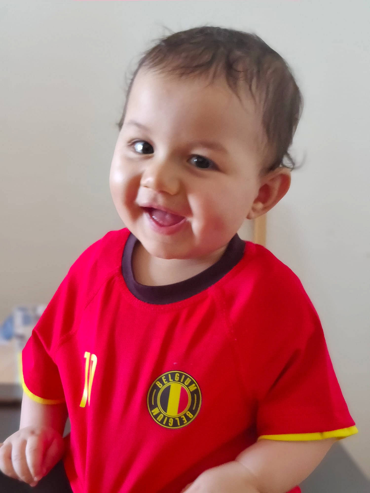 Anas a rejoint le concours — aidez-le/la à gagner de superbes lots ! baby, baby_products, baby_toddler_clothing, cheek, child, chin, eyebrow, eyelash, fun, hairstyle, happy, neck, nose, person, sitting, skin, sleeve, smile, t_shirt, toddler