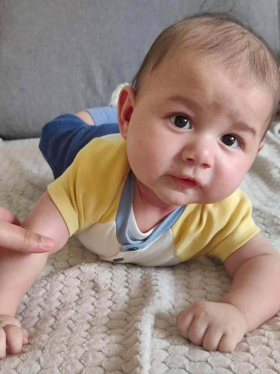 Anas participe au concours pour gagner de l'argent avec cette photo : baby, baby_toddler_clothing, cheek, chin, comfort, crawling, finger, floor, flooring, happy, iris, neck, nose, person, skin, sleeve, smile, standing, toddler, tummy_time