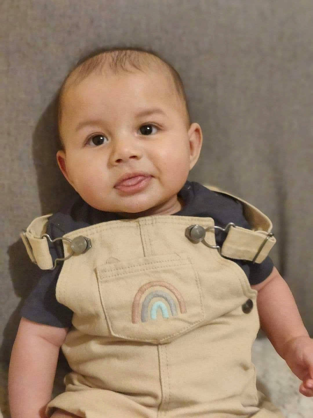 Anas a rejoint le concours — aidez-le/la à gagner de superbes lots ! arm, baby, baby_products, baby_toddler_clothing, bag, cheek, collar, finger, gesture, human_body, neck, nose, person, personal_protective_equipment, shoulder, skin, sleeve, smile, thumb, toddler