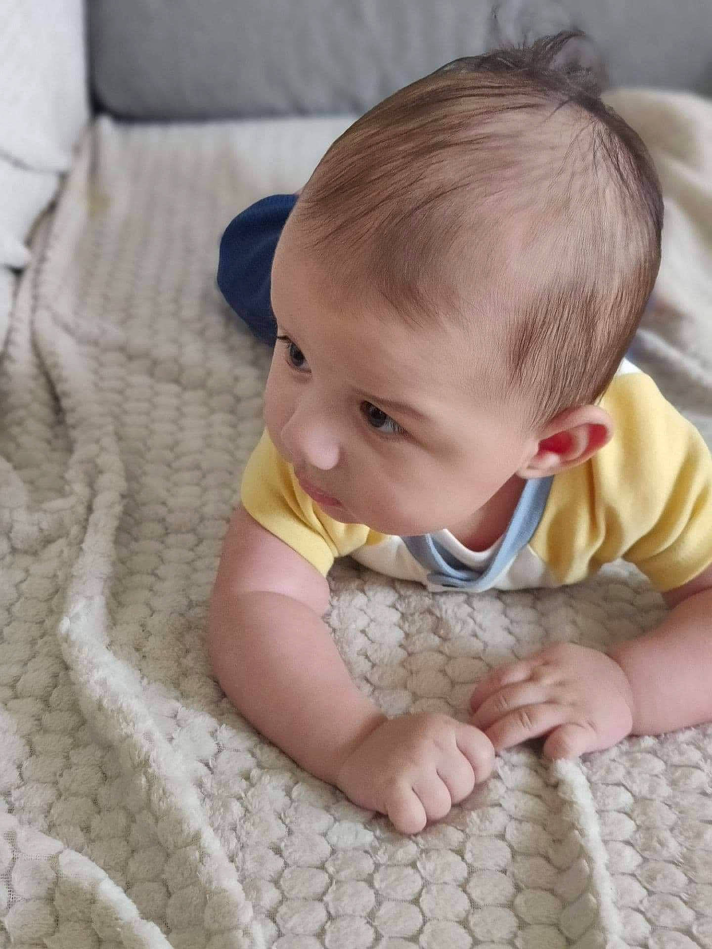 Anas a rejoint le concours — aidez-le/la à gagner de superbes lots ! baby, baby_toddler_clothing, cheek, child, comfort, eye, finger, flooring, grass, hairstyle, head, iris, linens, nose, person, sitting, skin, sleeve, thumb, toddler