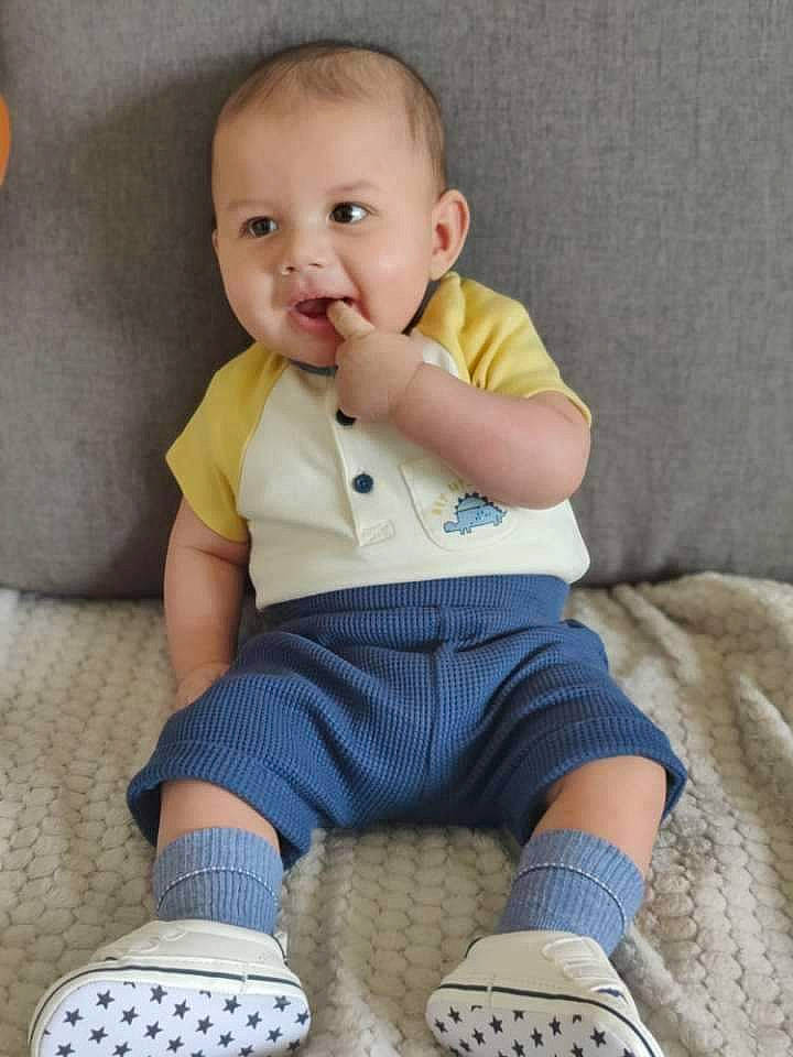 Anas a rejoint le concours — aidez-le/la à gagner de superbes lots ! arm, baby, baby_toddler_clothing, electric_blue, eye, face, finger, hand, head, human_body, human_leg, iris, joint, knee, pattern, person, skin, sleeve, standing, thigh