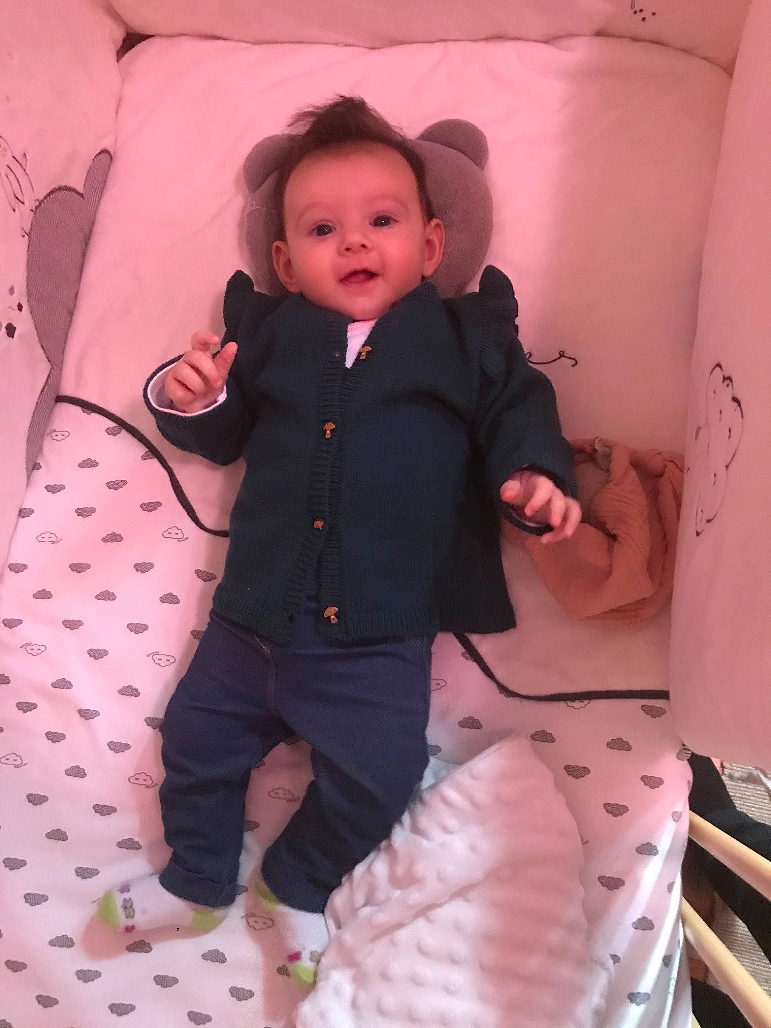 élise a rejoint le concours — aidez-le/la à gagner de superbes lots ! baby, baby_products, child, outerwear, person, pink, skin, smile, toddler