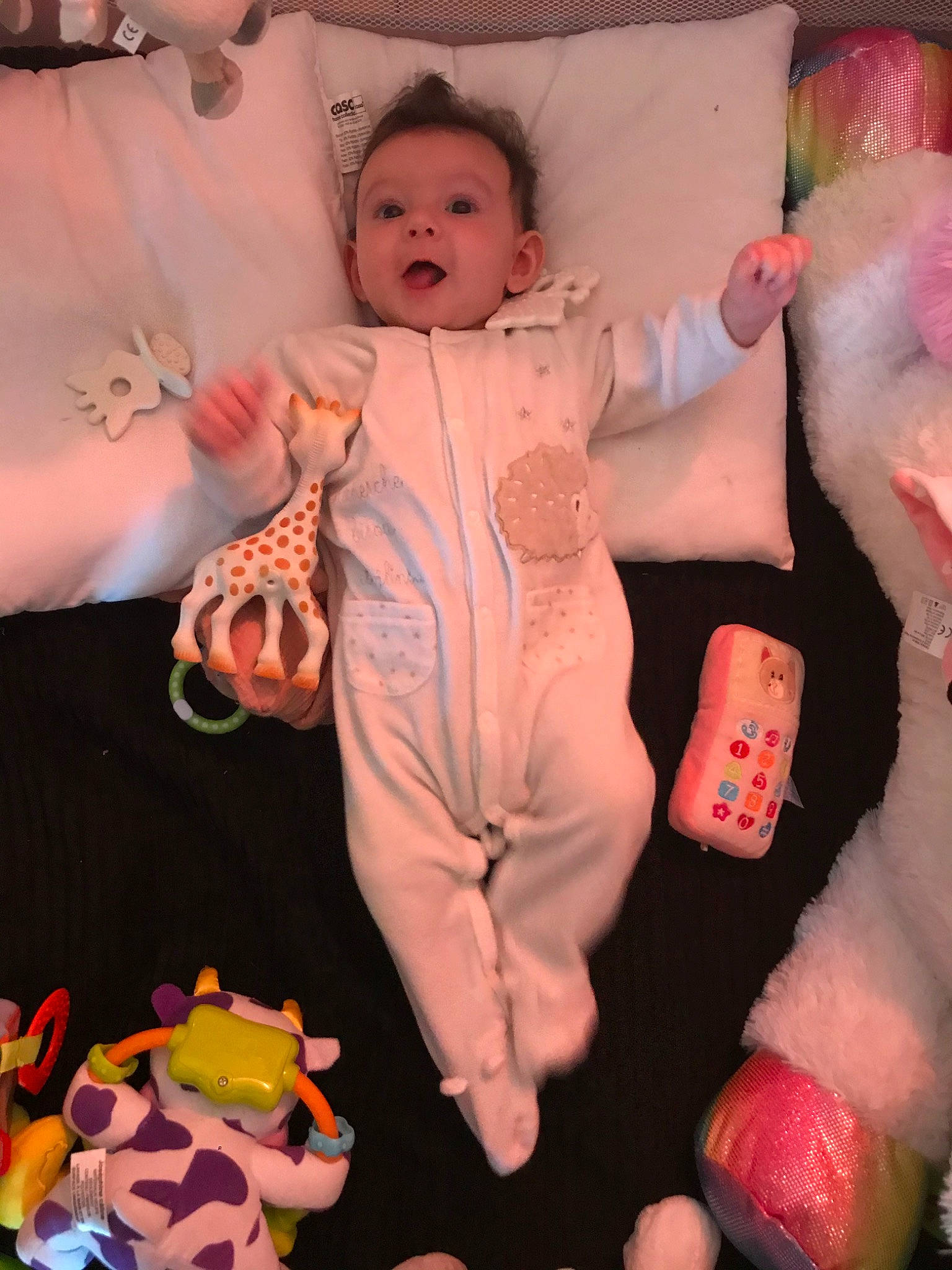 élise participe au concours pour gagner de l'argent avec cette photo : baby, child, finger, person, pink, surprise, thumb, toddler